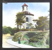 cca 1910 Sétáló hölgy beazonosítandó helyszínen, színezett üvegdia, 8,5x8,5 cm