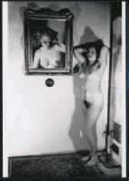 Meztelen hölgy akt festménnyel, erotikus fotó, vintage üvegnegatívról készült mai nagyítás, 17,5x12,5 cm