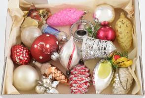 Retró karácsonyfadísz gyűjtemény, 18 db dísz, jelentős részben üvegek, de közte néhány nem üvegdísz is, kopásnyomokkal.