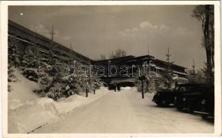 1943 Mátra, Kékes szálló télen, automobilok (EK)