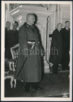 1944 Habsburg József főherceg egyenruhában Szálasi Ferenc eskütételén, hátoldalán feliratozott MFI fotó, megjelent a Képes Vasárnap nov. 7. számában. 18x13 cm