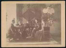 cca 1900 Hölgyek szalonban, kemányhátú kabinetfotó 11x17 cm