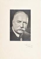 Hegedűs Lóránt (1872-1943) pénzügyminiszter autográf aláírással ellátott fotója. Angelo jelzett fotója kartonon. 33x23 cm