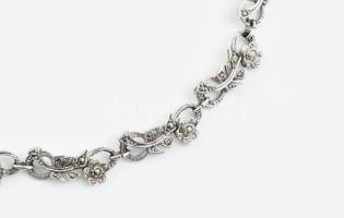 Bizsu nyaklánc és klipsz, régi ékszeres dobozban, egyik klipsz nem záródik rendesen, h: 39 cm