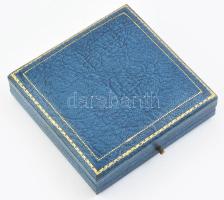 Bizsu nyaklánc és klipsz, régi ékszeres dobozban, egyik klipsz nem záródik rendesen, h: 39 cm