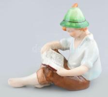 Kispest porcelán könyvet olvasó fiú, kézzel festett, jelzett, kalapján kis lepattanással, m: 8,5 cm