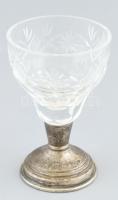 Ezüst (Ag) talpas likőrös pohár, metszett ólomkristály, jelzett, hibátlan, m: 8 cm