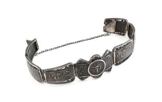 Ezüst(Ag) vietnámi karkötő, jelzett, biztonsági lánccal, h: 20 cm, bruttó: 28 g