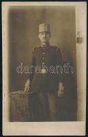 1913 Bp., Müller Károly cs. és kir. katonatiszt egészalakos portréja, fotó, hátoldalán saját kezűleg feliratozva, 13,5x8,5 cm