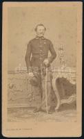 cca 1860-1870 Kitüntetett katonatiszt egyenruhában, szablyával, keményhátú fotó Auerbach és Kozmata aradi műterméből, vizitkártya, kissé foltos, 10,5x6 cm