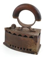 Öntöttvas régi vasaló fa fogantyúval, m: 16 cm / Cast iron old iron wooden handle.