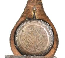 Ezüst (Ag) zsebóra, bőr szíjjal karórává alakítva. Szív alakú sziluettes számlap, horpadt ezüst tok....