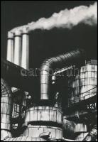 cca 1976 Gebhardt György (1910-1993) budapesti fotóművész hagyatékából vintage fotóművészeti alkotás, jelzés nélkül (Erőmű), 30x20,7 cm