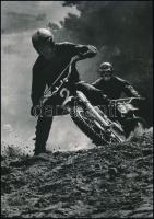 cca 1974 Gebhardt György (1910-1993) budapesti fotóművész hagyatékából vintage fotóművészeti alkotás, aláírva, (Motocross), 30x21 cm