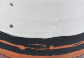 Gorka Lívia (1925-2011): Kaspó.
Korongozott és kézzel formált kerámia. Palástján színesen festett k...