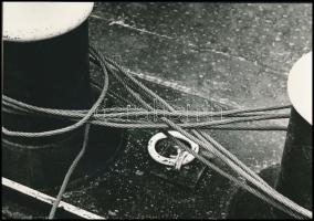cca 1972 Kalocsai Rudolf (?-?) budapesti fotóriporter és fotóművész hagyatékából feliratozott vintage fotóművészeti alkotás (Sodronyok), ezüst zselatinos fotópapíron, 21x29,8 cm