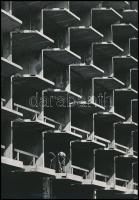 cca 1966 Kalocsai Rudolf (?-?) budapesti fotóriporter és fotóművész hagyatékából jelzés nélküli vintage fotóművészeti alkotás (Építkezésen), ezüst zselatinos fotópapíron, 29,4x20,5 cm