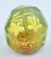 Virágos lapracsiszolt üveg nehezék, kopásokkal, m: 9 cm