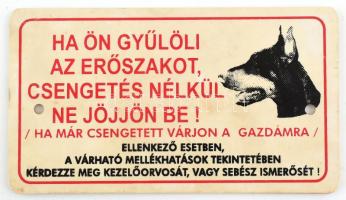 &quot;Ha Ön gyűlöli az erőszakot, csengetés nélkül ne jöjjön be!&quot;, humoros figyelmeztető műanyag tábla, 8x14 cm