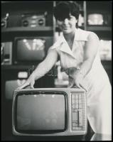 cca 1984 a Videoton első hordozható színes televíziós készüléke, Kabáczy Szilárd székesfehérvári fotóművész és fotóriporter felvétele, jelzés nélkül, 23x18,5 cm
