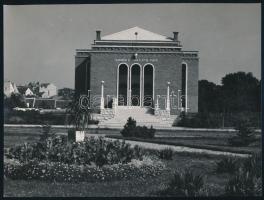 Szendrő István (1908-2000): Szombathelyi református gyülekezet temploma, 1940 körül. Hátoldalán pecséttel jelzett és feliratozott fotó, 17x23 cm