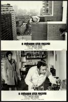 cca 1975 ,,A második utca foglyai című amerikai film jelenetei és szereplői (köztük Jack Lemmon), 13 db produkciós filmfotó, ezüst zselatinos fotópapíron, a használatból eredő (esetleges) kisebb hibákkal, 18x24 cm