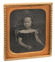 cca 1845-50 Daguerrotípia. Kislány portré. 6,4x5,4 cm, réz keretben.