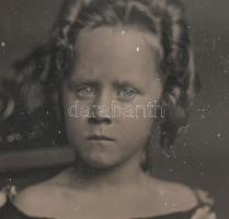 cca 1845-50 Daguerrotípia. Kislány portré. 6,4x5,4 cm, réz keretben