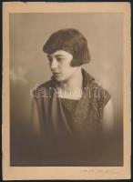 1925 Vajda M. Pál budapesti fényképész műtermében készült női portré, aláírt, datált vintage fotó, ezüst zselatinos fotópapíron, 22,8x17 cm, karton 26x19,3 cm