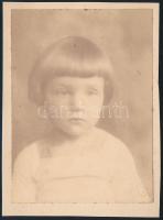 cca 1925 Máté Olga budapesti fényképész és fotóművész hagyatékából, hidegpecséttel jelzett, vintage fotó (gyermek portré), 15,5x11,4 cm, karton 17,3x12,9 cm