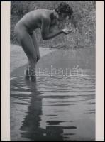 cca 1937 Seiden Gusztáv (1900-1992) budapesti fotóművész ,,Akt a vízparton című felvétele, 1 db modern nagyítás 24x17,7 cm