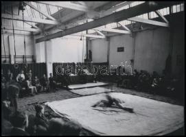 cca 1930 Birkózóverseny a Ganz egyik üzemcsarnokában és egy másik a szabadban, 2 db modern nagyítás, 17,7x24 cm és 24x17,7 cm