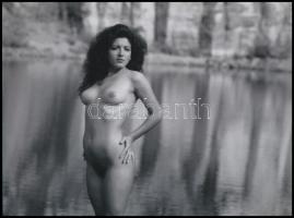 cca 1984 Még egy fotó fürdés előtt, szolidan erotikus akt felvétel, 1 db modern nagyítás, 17,7x24 cm
