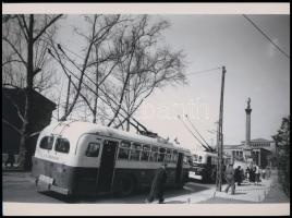 cca 1967 Trolibuszok Budapesten, 1 db mai nagyítás Kotnyek Antal (1921-1990) budapesti fotóriporter hagyatékából, 17,5×23,5 cm