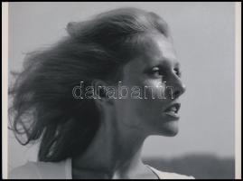 cca 1974 Pataki Ági sztármodell, manöken, a Fabulon termékcsalád reklámarca, 1 db mai nagyítás, 17,7x24 cm