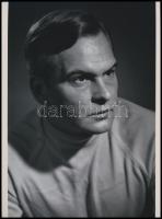 cca 1970 Latinovits Zoltán (1931-1976) Kossuth-díjas színművész műtermi portré felvétele, 1 db mai nagyítás, 24x17,7 cm