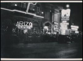 cca 1930 Budapest, Nagymező utca, vigalmi negyed éjszakai kivilágításban, 1 db modern nagyítás, 17,7x24 cm