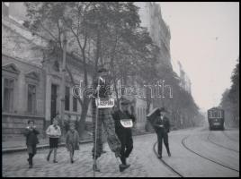 cca 1929 Budapest, a Szépség és az Erő fellépésre igyekezve, az 51-es villamos vonalán, 1 db modern nagyítás, 17,7x24 cm