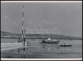 cca 1965 Sétahajó a Velencei-tavon, 1 db modern nagyítás korabeli negatívról, 17,7x24 cm