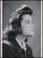 cca 1940 Karády Katalin színésznő portréja, dr. Csörgeő Tibor (1896-1968) budapesti fotóművész hagyatékából 1 db modern nagyítás, 24x17,7 cm