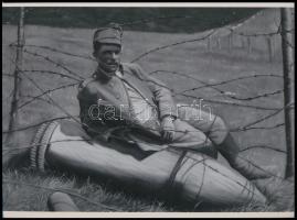 Katona emlék az első világháborúból, 2021-ben fotórealisztikus stílusban, vászonra készült fekete-fehér olajfestmény fotómásolata (katona egy bombán, az eredeti felvétel készítésének ideje cca 1916), 1 db modern nagyítás, 17,7x24 cm