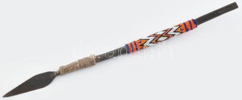 Afrikai zulu szertartási lándzsa. Fa, fűzött gyöngy díszítmény, bőr, vas, h: 36 cm