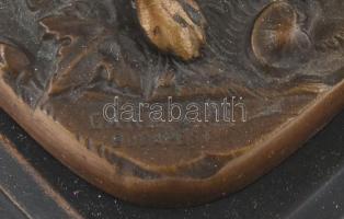 Vadászkutya zsákmánynal. Bronz szobor. Ganz & Co jelzéssel. Fa talapzaton m: 15 cm
