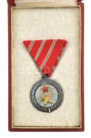 1954. "Munka Érdemérem" zománcozott bronz kitüntetés mellszalagon, Rákosi címeres tokban T...