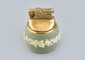 Wedgewood porcelán benzines öngyújtó, jelzett, amerikai szerelékkel, kis kopásokkal, m: 7 cm