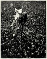 Cornell Capa (1918-2008): Crowds celebrating the overthrow of Peron 1955, hátoldalon feliratozott fotó, hullámos, sarkán kis törésnyom, 35,5×27,5 cm