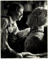 Cornell Capa (1918-2008): Manifestations of Love 2. Grandma Moses and grandchild 1960., hátoldalon feliratozott és pecsételt fotó, hullámos, 34×27,5 cm