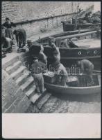 cca 1960 Halrakodás a kikötőben, Photo Feher, pecséttel jelzett, feliratozott fotó, 25×18 cm