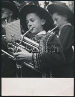 cca 1960 A kis trombitás, Photo Feher, pecséttel jelzett, feliratozott fotó, sarkán törésnyom, 24×18 cm