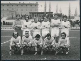 1977-78-as idényben bronzérmet szerzett MTK labdarúgó csapat autográf aláírásai a csapatot megörökít...